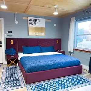 The Moose At Downtown & Victorian Village Apartment